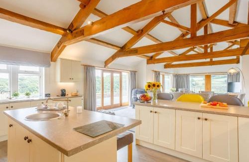 Hoylandswaine House | 3 Bed in Denby Dale 88924