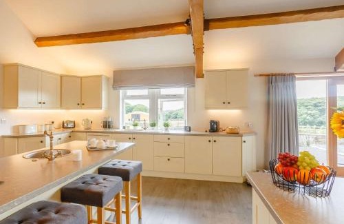 Hoylandswaine House | 3 Bed in Denby Dale 88924