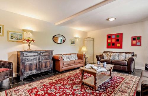 Longnor House | 3 bed in Pilsbury PK663