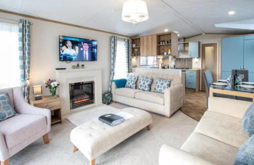 St. Andrews House | 3-Bed Lodge Sleeps 6 -Hot tub -Resort Access