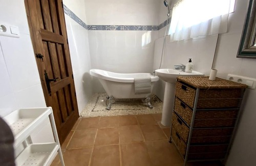 Loja Cabin | 3 Bed Lodge - Sleeps 6 - Pool - Terrace - Parking
