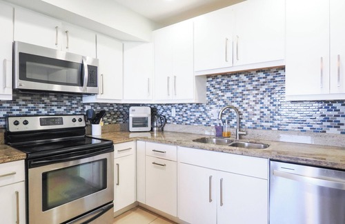 Bodden Town Condo | 3 Bed Oceanview condo with beach