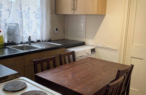 Tottenham Hale Apartment | 3 BED Room FLAT NEAR TOTTENHAM HALE SHOPPING CENTRE