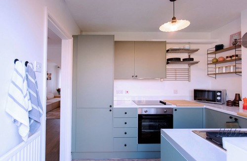 Thames House | 3-Bed Sanctuary, Free Parking - Barking Riverside