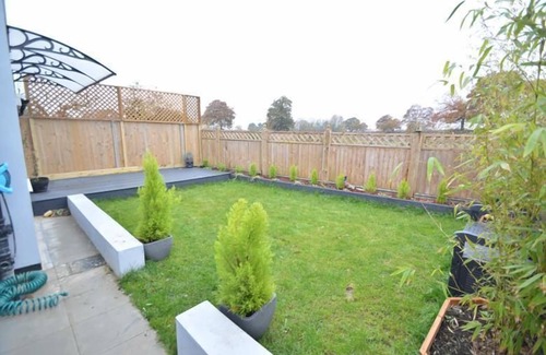 Wickham St Paul Apartment | 3-bed | Sleeps 5 | 2 Bath | Parking | Contractor