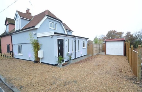 Wickham St Paul Apartment | 3-bed | Sleeps 5 | 2 Bath | Parking | Contractor