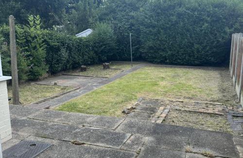 Wolverhampton House | 3 Bed-Sleeps 5- Garden-Pets-Parking