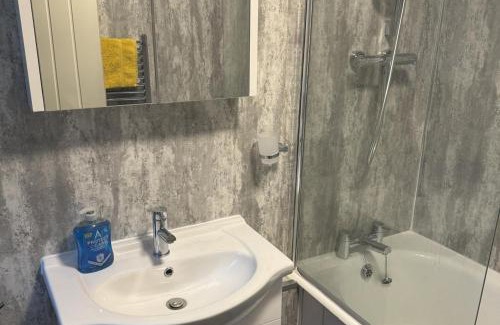 Wolverhampton House | 3 Bed-Sleeps 5- Garden-Pets-Parking