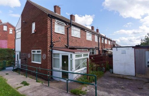 Harehills Apartment | 3 Bed Sleeps 6 Alexander House with parking/garden