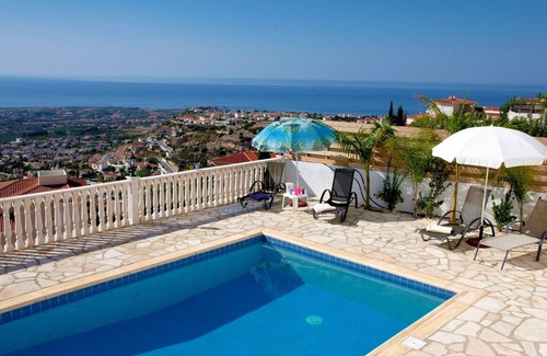 Peyia Town Villa | 3 Bed Villa. Private pool. Jacuzzi. WiFi. Panoramic views.