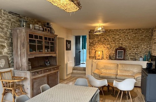 Montferrand-le-Chateau House | 3 bedroom cottage, quiet with private barbecue garden and terrace near Besançon