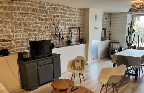 Montferrand-le-Chateau House | 3 bedroom cottage, quiet with private barbecue garden and terrace near Besançon