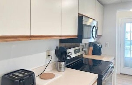 North End Condo | 3 Bedroom, 1 1/2 bath North End condo just a short walk from the beach