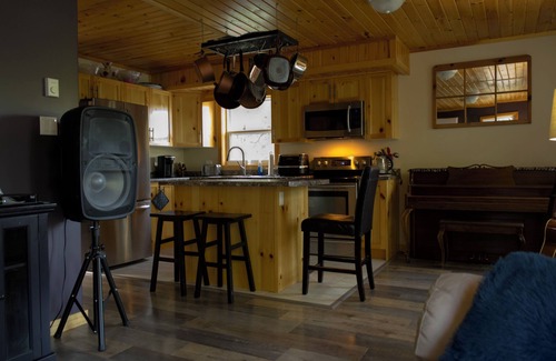 Queens Ski Chalet | 3 bedroom,1.5 bathroom lake Chalet retreat.
