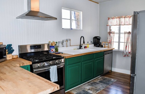 Alpine House | 3 Bedroom, 1 Bath rock cottage in Walking Distance to Downtown Alpine