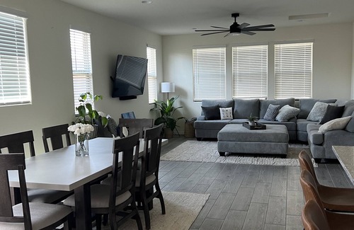 Estrella Village House | 3 Bedroom 2.5 Bath - Sleeps up to 6 - Modern Perfect for Hosting