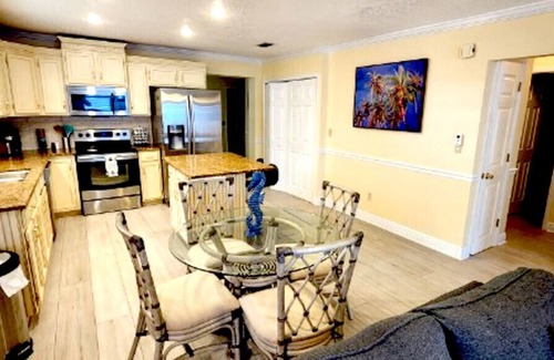 O'byrne House | 3 bedroom 2 bath home walking distance to beach!