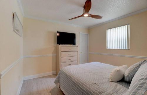 O'byrne House | 3 bedroom 2 bath home walking distance to beach