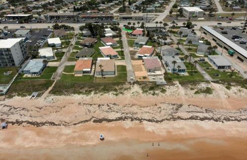 O'byrne House | 3 bedroom 2 bath home walking distance to beach