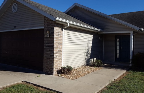 Branson House | 3 bedroom, 2 bath house. Sleeps 6. Close to 76 Hwy strip