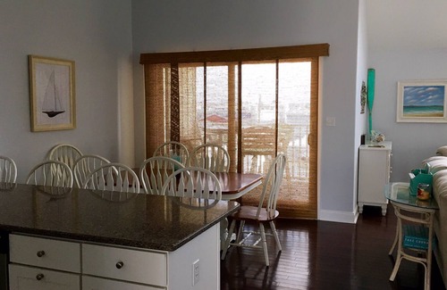 Sea Isle City Apartment | 3 Bedroom/2 Full Bath Condo, 1 Block To Beach, Walk to Acme/CVS