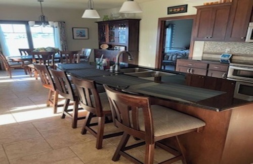 Neenah Condo | 3 Bedroom 3 bath w/Sunroom on large pond - EAA 24 miles