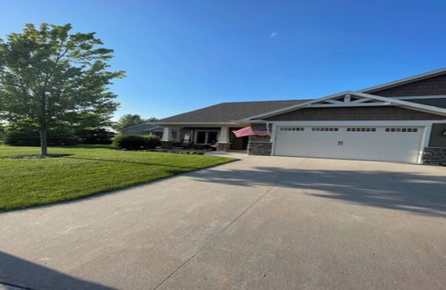 Neenah Condo | 3 Bedroom 3 bath w/Sunroom on large pond - EAA 24 miles