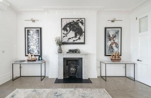 St Leonards-On-Sea Apartment | 3 Bedroom, 3 bathroom large flat with sea views!