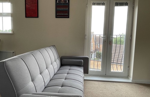 Higham Ferrers House | 3 Bedroom apartment, sleeps 8, Elec car charge port