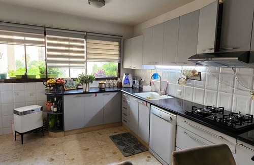 Tel Aviv Apartment | 3 Bedroom apartment close to Beach Free Parking.