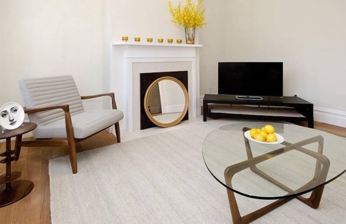 Russian Hill Apartment | 3 Bedroom Apartment L-560903 by Houzlet