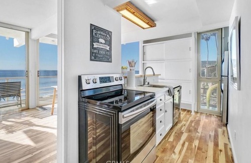 Laguna Beach Apartment | 3 Bedroom Apartment L-606027 by Houzlet