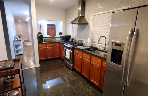 Queens House | 3 Bedroom Apartment. 5 min to JFK Airport. 30 min to Penn Station