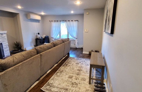 Queens House | 3 Bedroom Apartment. 5 min to JFK Airport. 30 min to Penn Station