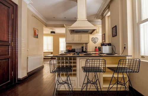 Gumussuyu Mahallesi Apartment | 3-bedroom apartment in charming Istanbul with AC