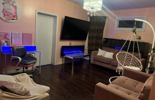 Newark Apartment | 3-bedroom apartment in delightful Newark with AC