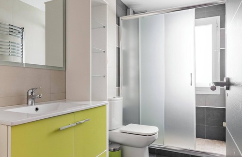 San Pascual Apartment | 3-bedroom apartment in marvelous Madrid with AC, WiFi