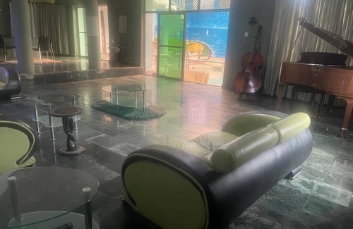 Benin City Apartment | 3-bedroom apartment in amazing Benin City with AC, fitness room & swimming pool