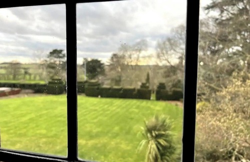 Warwick Apartment | 3 Bedroom Apartment Sleeps 6 in Large Country Manor House