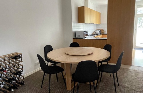 South Melbourne Apartment | 3 bedroom art deco apartment in Albert Park metres 2 mins from Albert Park shops
