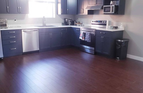LaSalle House | 3 Bedroom basement unit with Free Parking , WiFi.