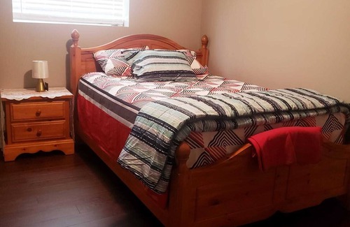 LaSalle House | 3 Bedroom basement unit with Free Parking , WiFi.