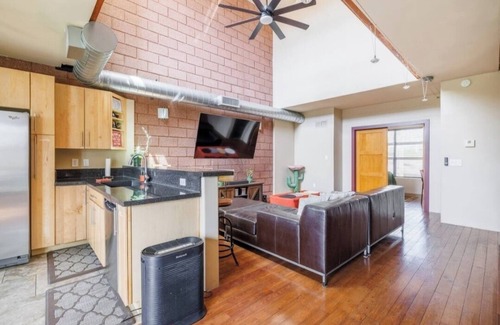 Riverside House | 3-bedroom/bath Townhome in fabulous Tempe Walking Distance to ASU with AC, WiFi