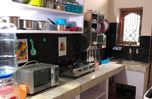 Toli Chowki House | 3-bedroom building in charming Hyderabad with AC family and friendly