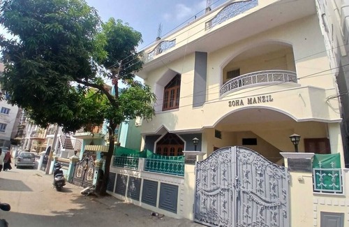 Toli Chowki House | 3-bedroom building in charming Hyderabad with AC family and friendly