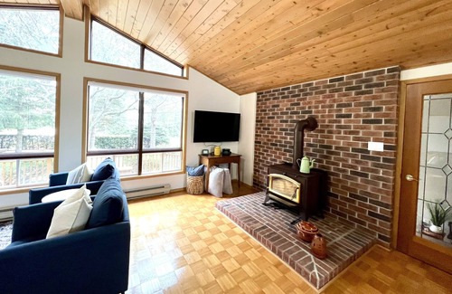 Lambton Shores Cottage | 3 Bedroom Bungalow, Walk to the Beach!