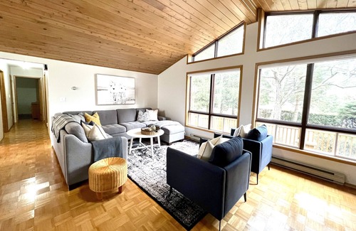 Lambton Shores Cottage | 3 Bedroom Bungalow, Walk to the Beach!