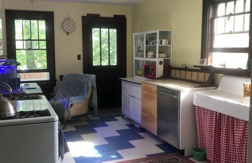 Downtown Eastside House | 3-bedroom bungalow near downtown and walking distance to VT