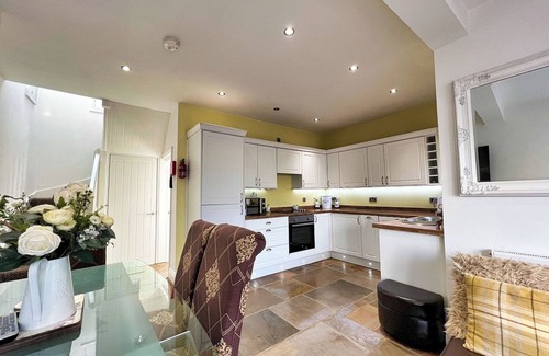 Norham House | 3-Bedroom Cottage in Norham Berwick-upon-Tweed -Log Fire - Dog Friendly