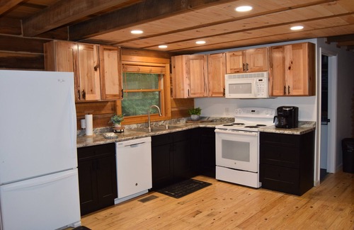 Speedwell Cabin | 3-bedroom cabin at Norris Lake, Sleeps 8 WiFi Lake access Covered boatslip